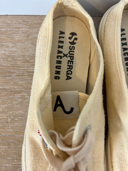 SUPERGA x ALEXACHANG. Zapatillas beige textura detalle talón. T 38