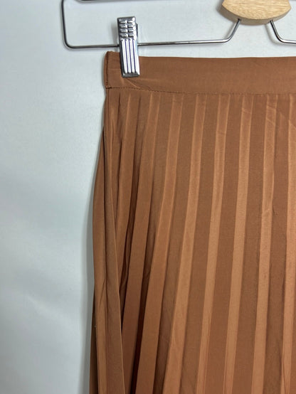 PULL&BEAR . Falda midi camel plisada. T S