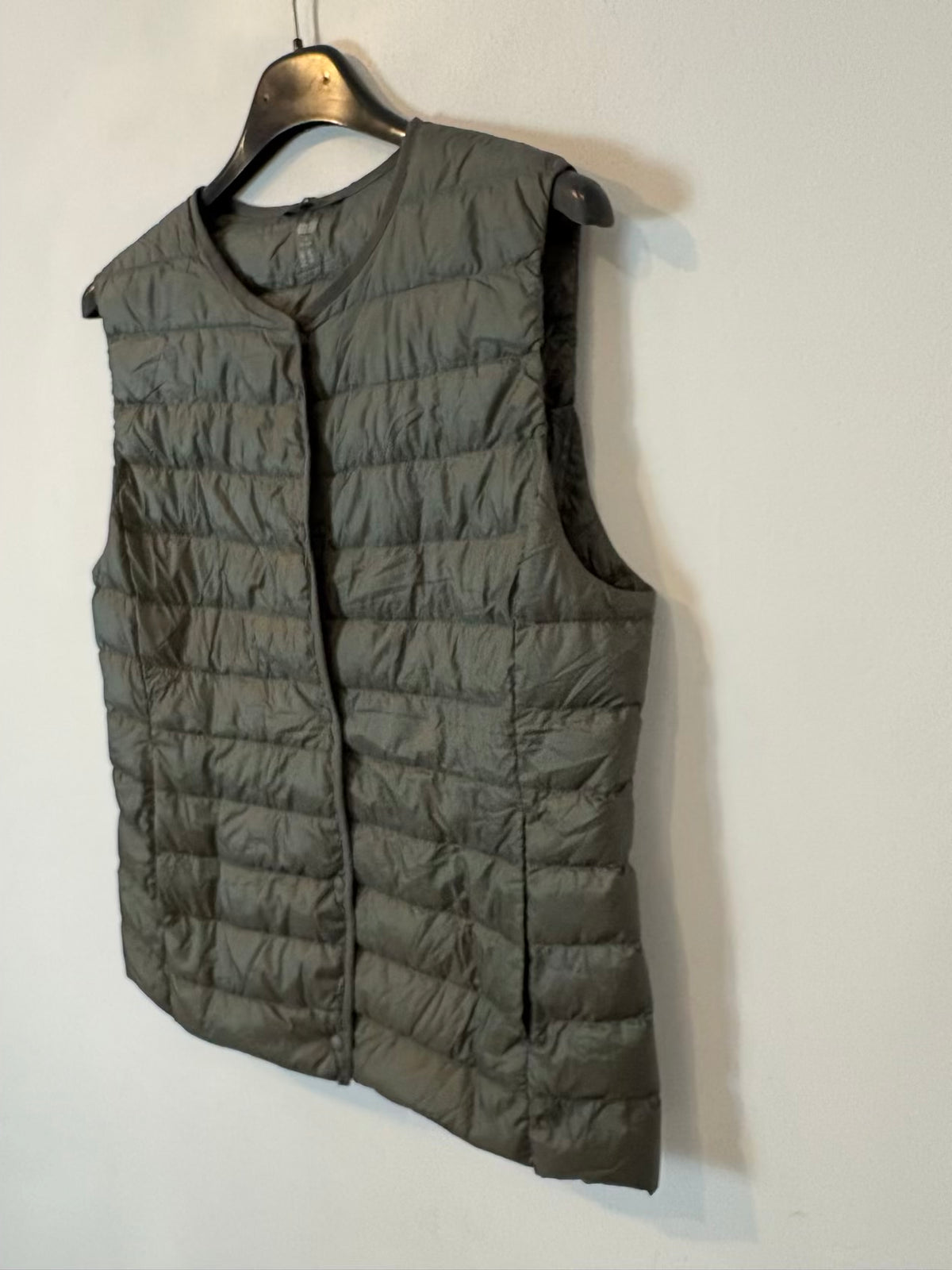 UNIQLO. Chaleco verde ultra ligero