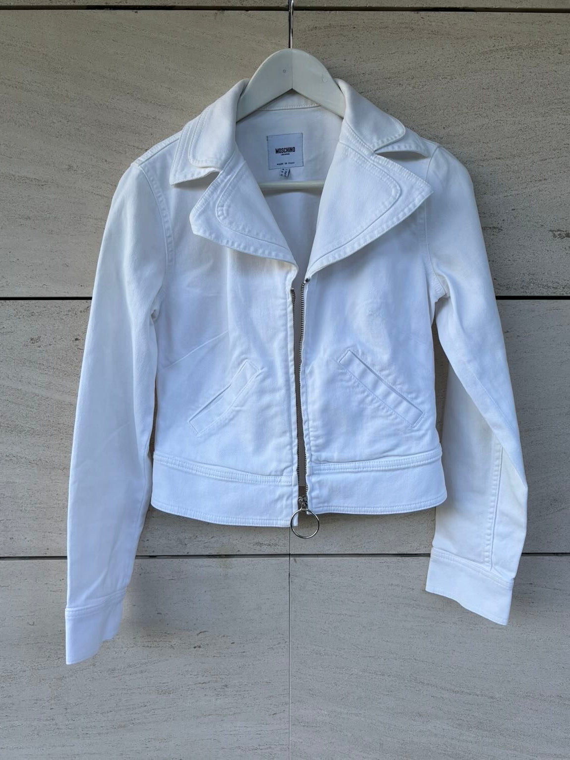MOSCHINO. Chaqueta blanca denim cortita