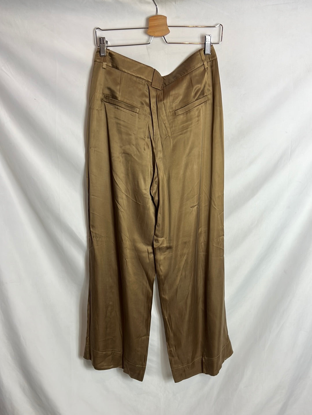 MASSIMO DUTTI. Pantalones a fluidos ocre. T 38