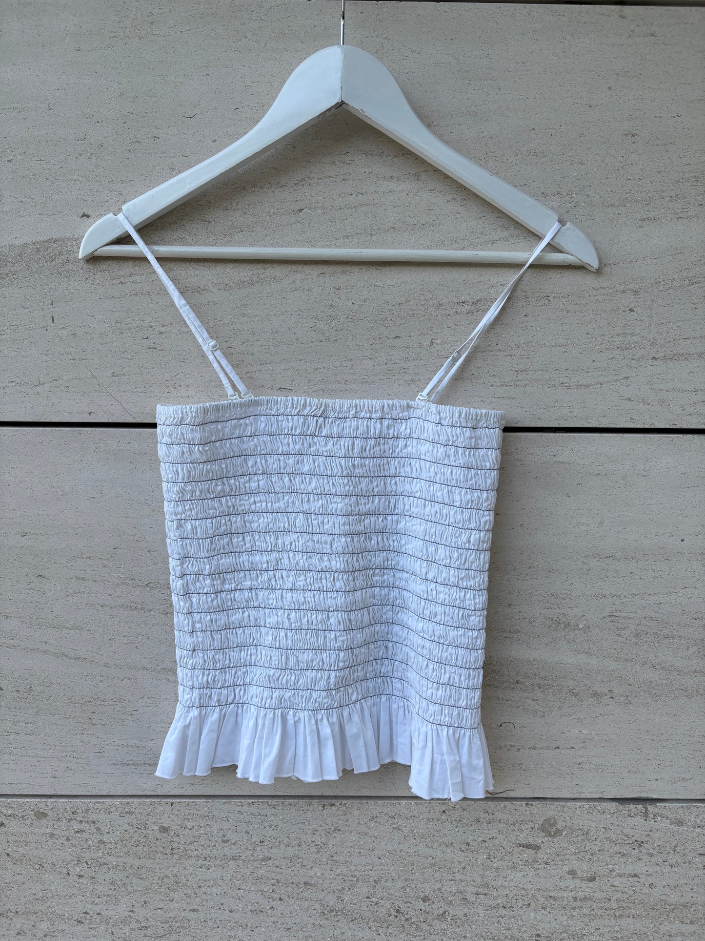 H&M. Top blanco nido de abeja