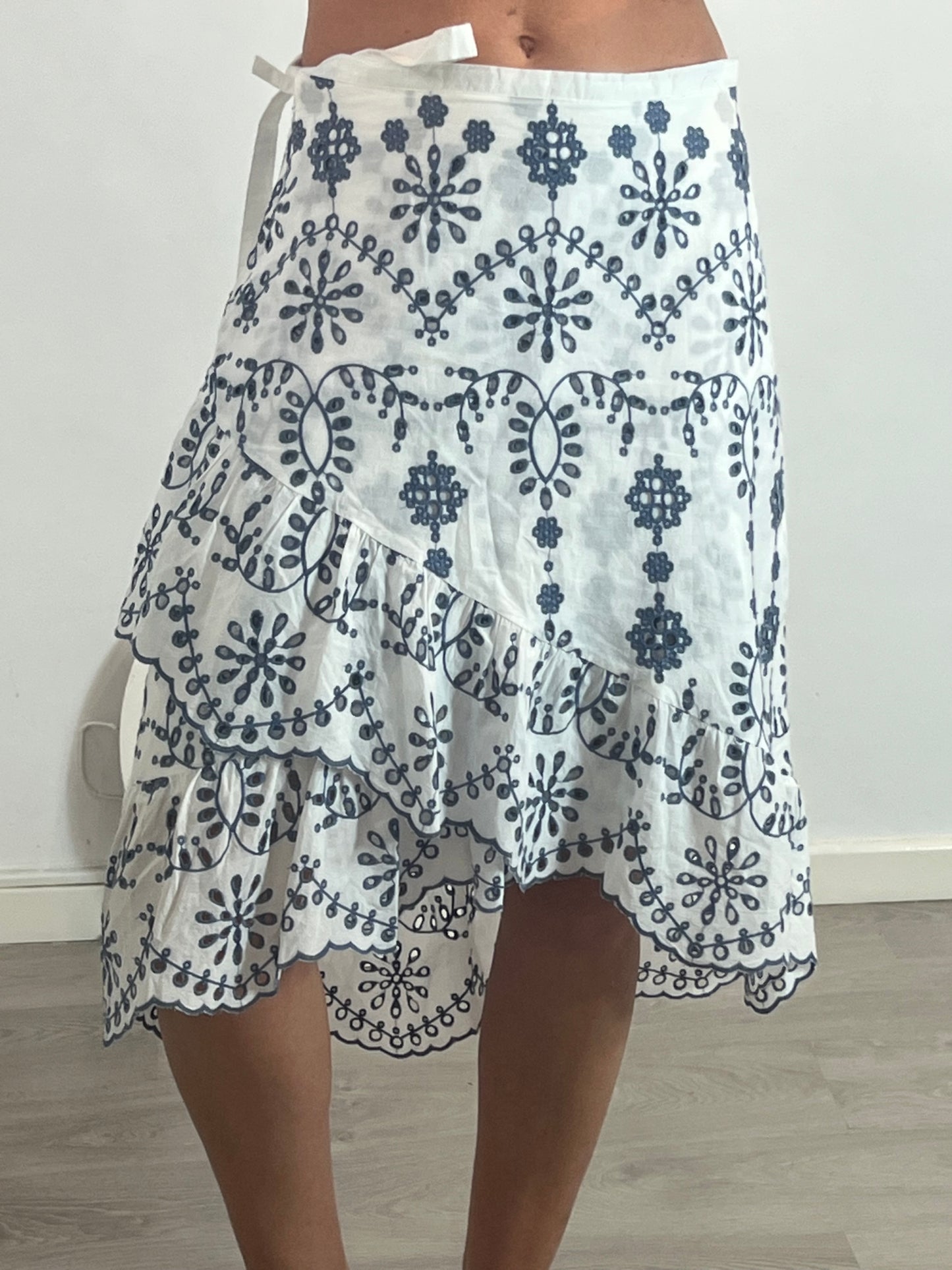 TINTORETTO. Falda midi blanca bordada T.42