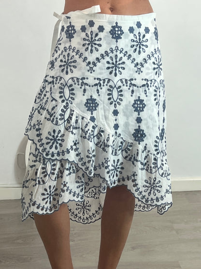 TINTORETTO. Falda midi blanca bordada T.42