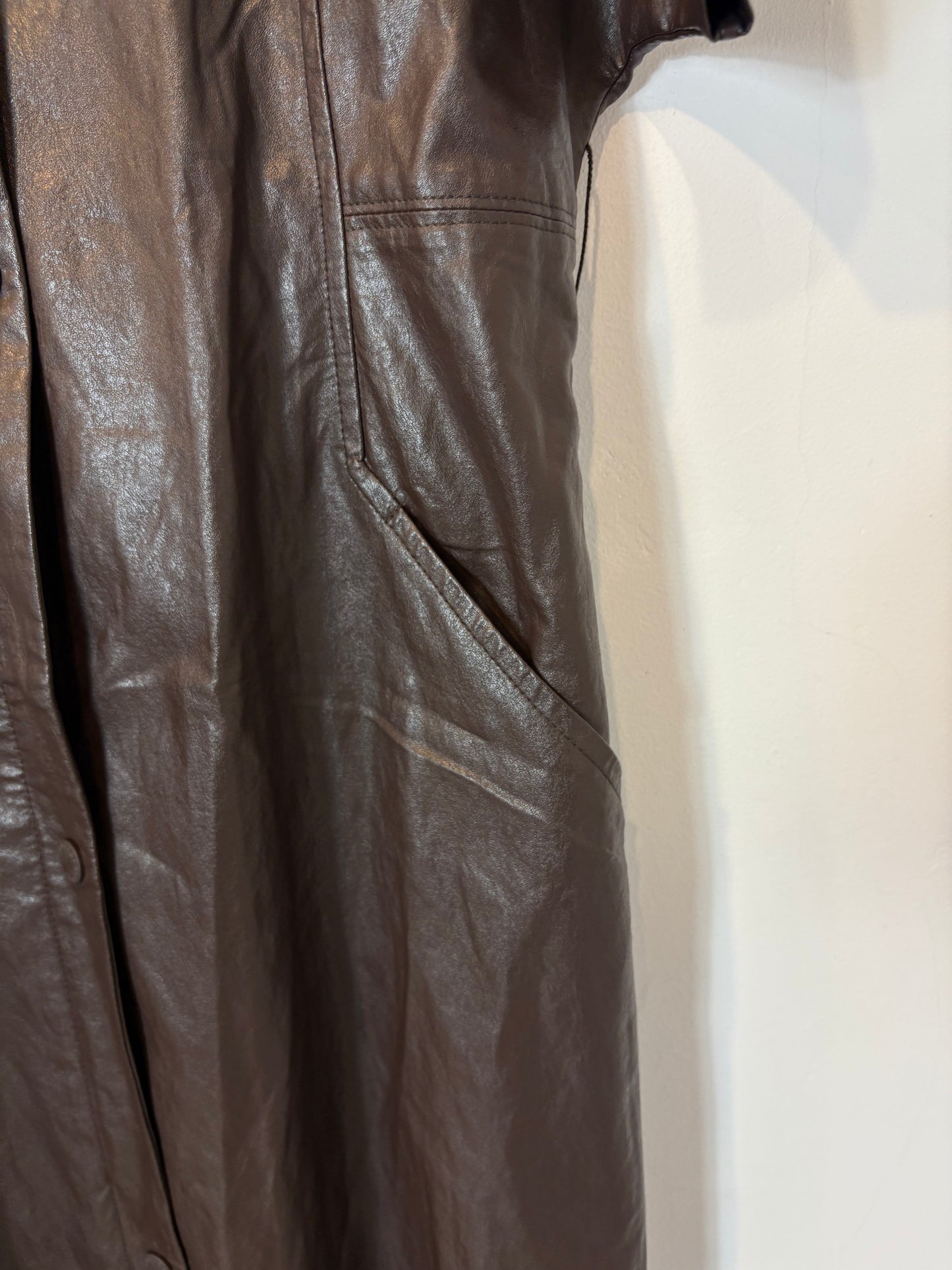 ADOLFO DOMINGUEZ. Vestido midi marrón efecto piel