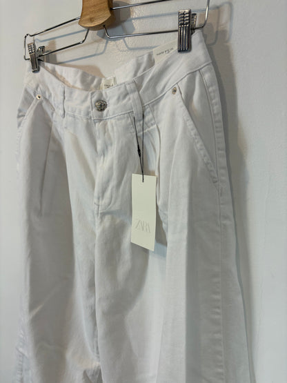 ZARA. Denim blanco ligero pata ancha. T 38