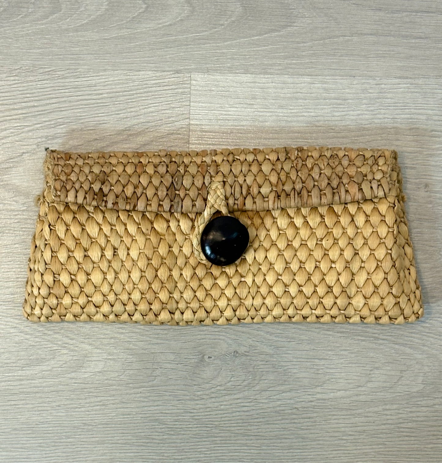 OTRAS. Cartera de mano rafia