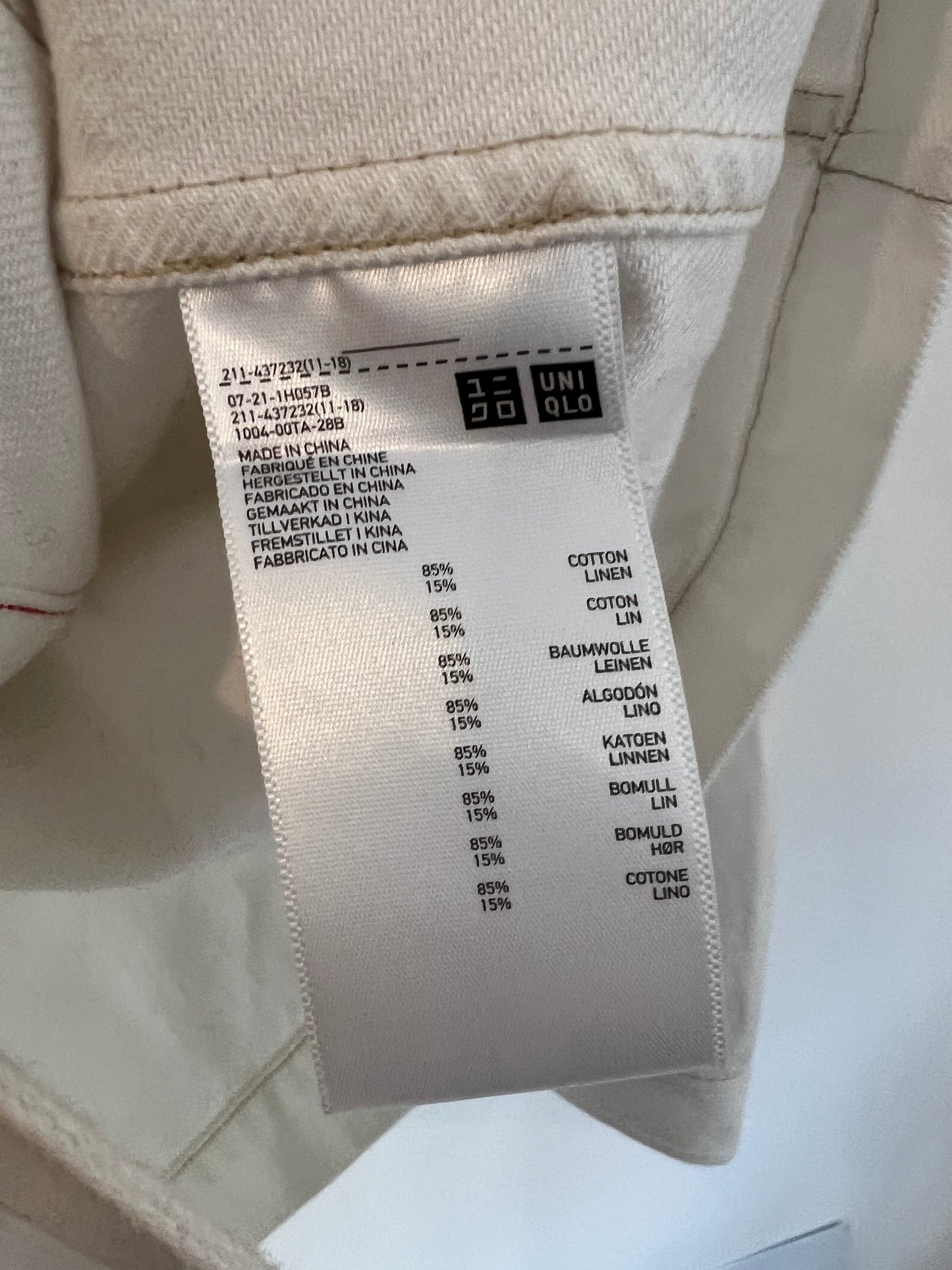 UNIQLO. White denim jacket with pockets. TS