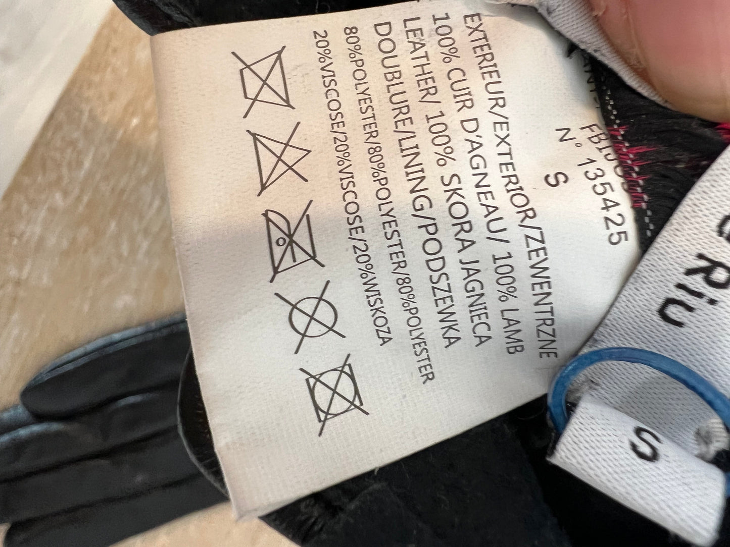 JACQUELINE RIU. Guantes negros piel abalorios