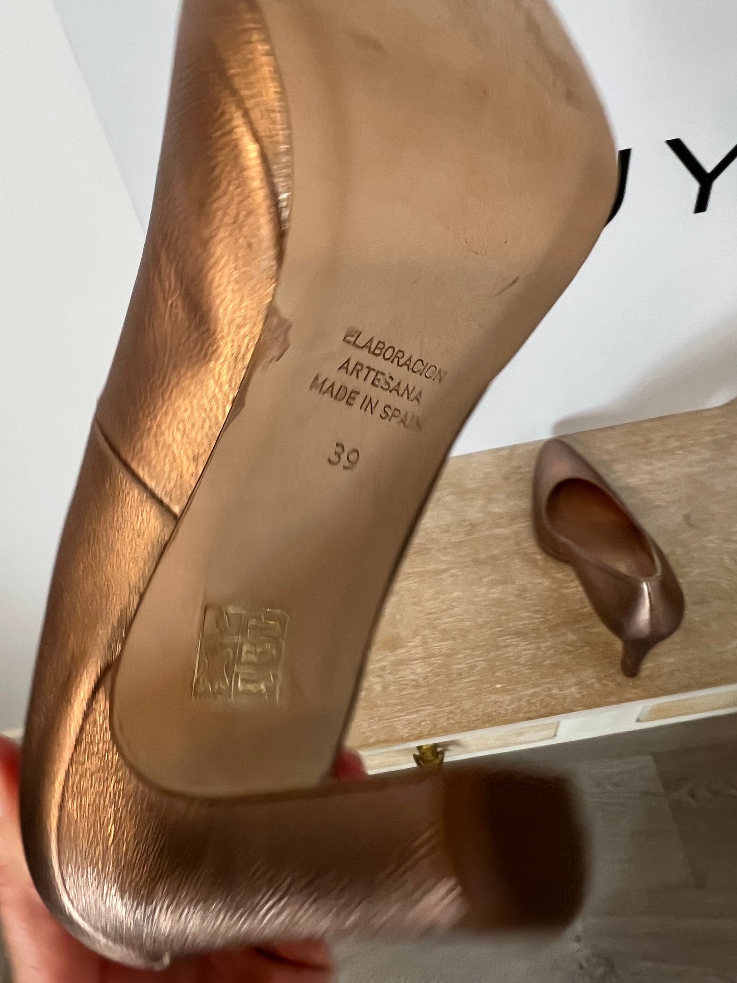 PEDRO MIRALLES. Zapatos de tacón dorados. T 39