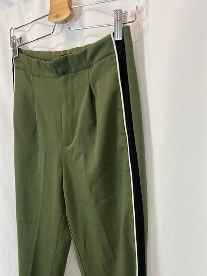 ZARA.Pantalón verde rayas T.xs