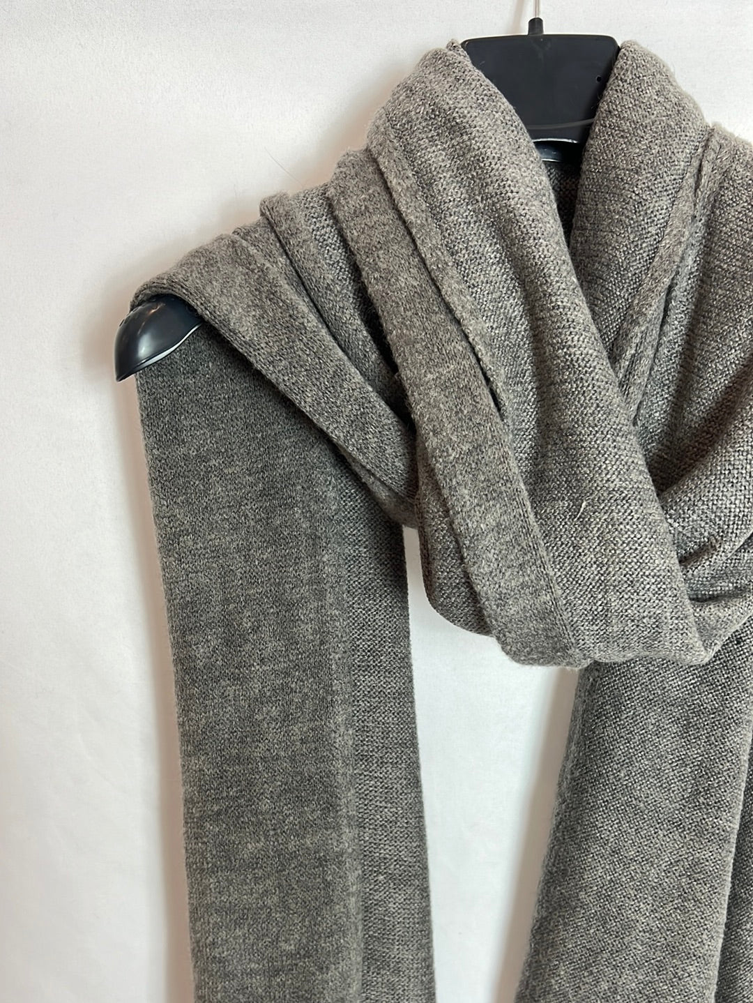 OTRAS. Bufanda gris jaspeada