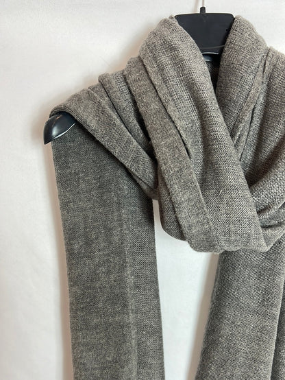 OTRAS. Bufanda gris jaspeada