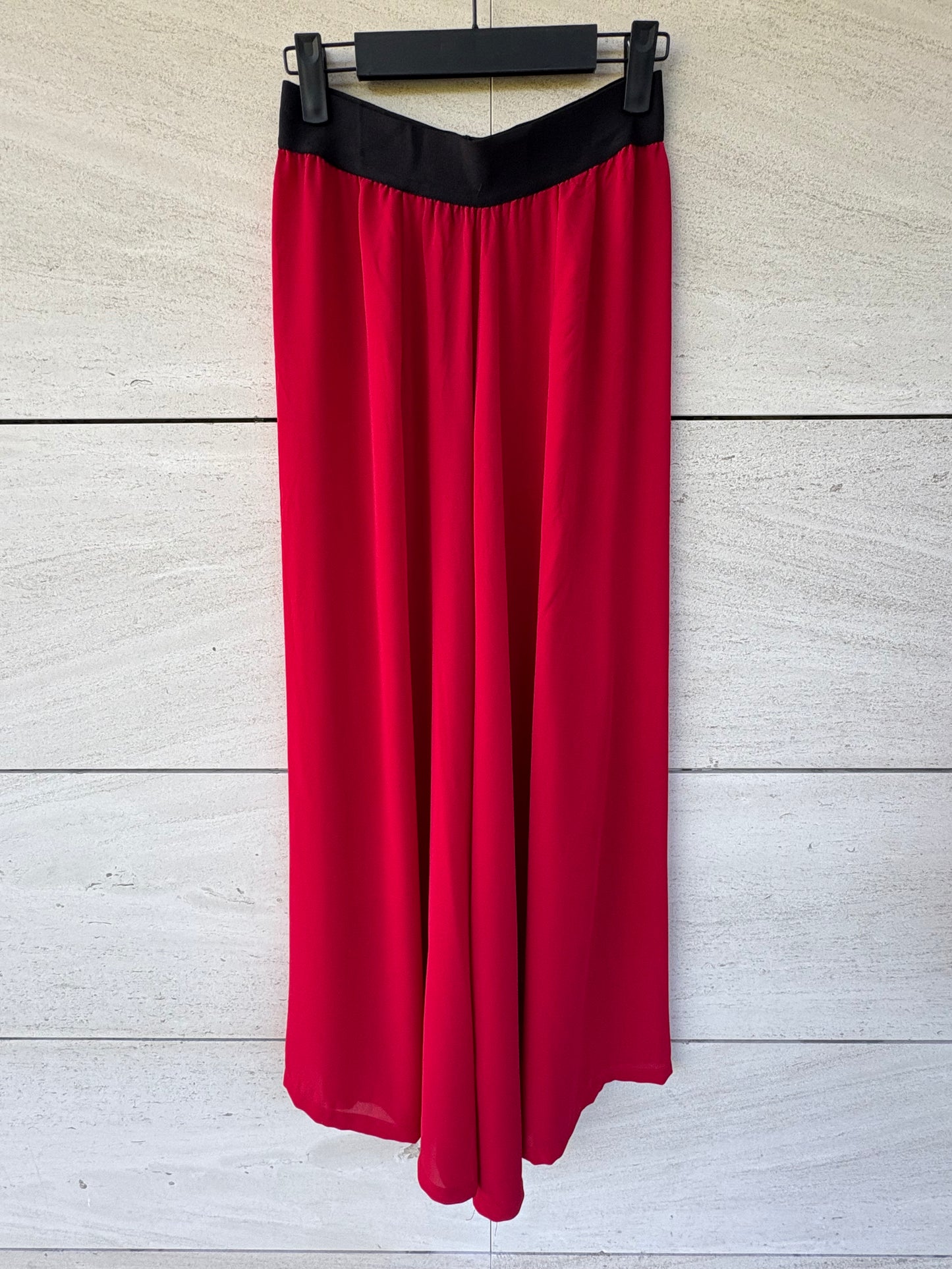 MARIA CALDERARA. Total look fluido en rojo