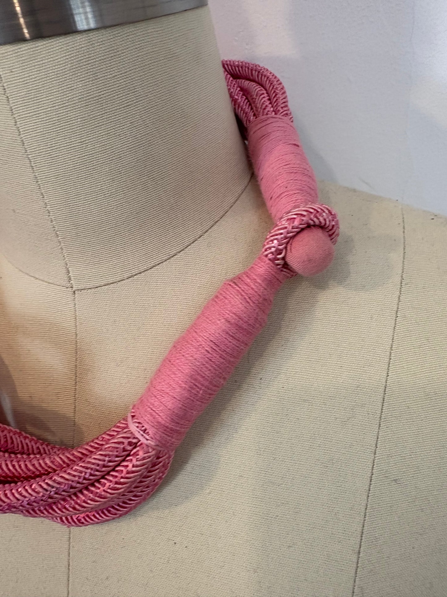 OTRAS. Collar cuerdas rosa