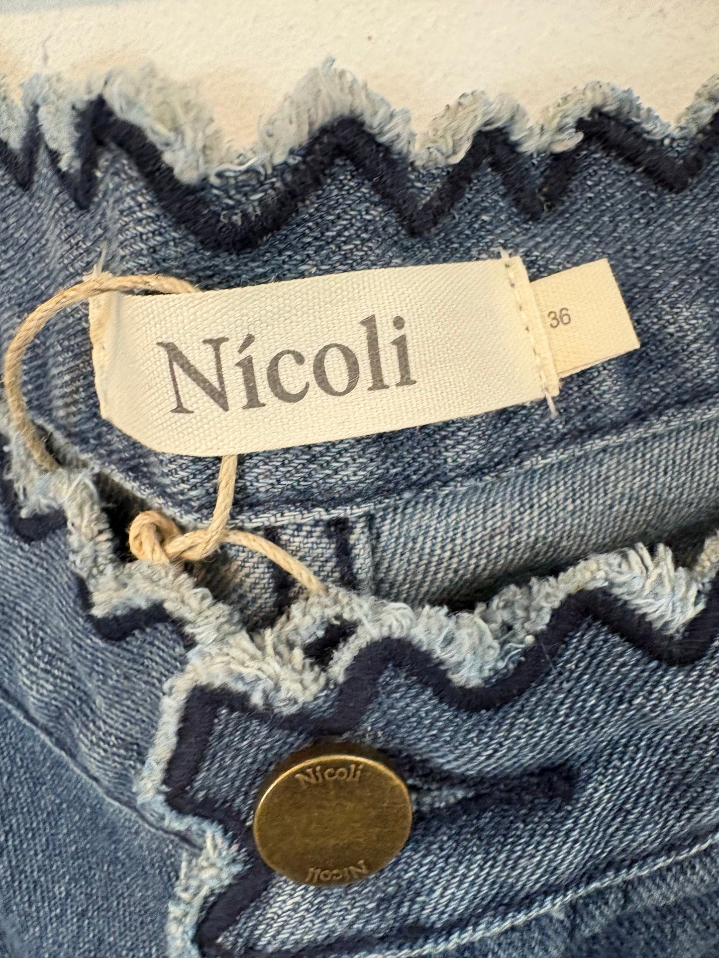 NÍCOLI. Denim recto detalle cintura