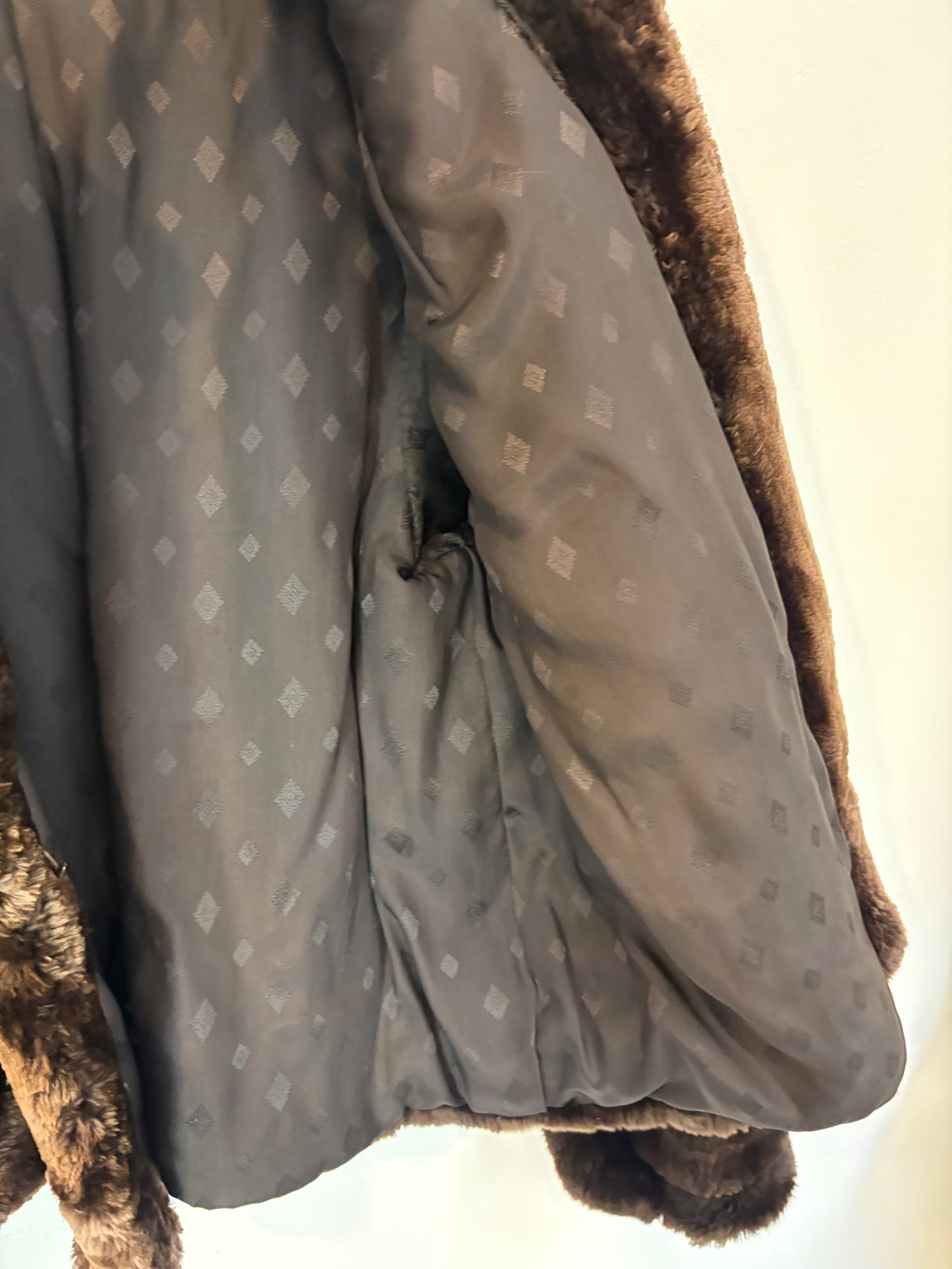 OTRAS. Chaqueta visón bolsillos