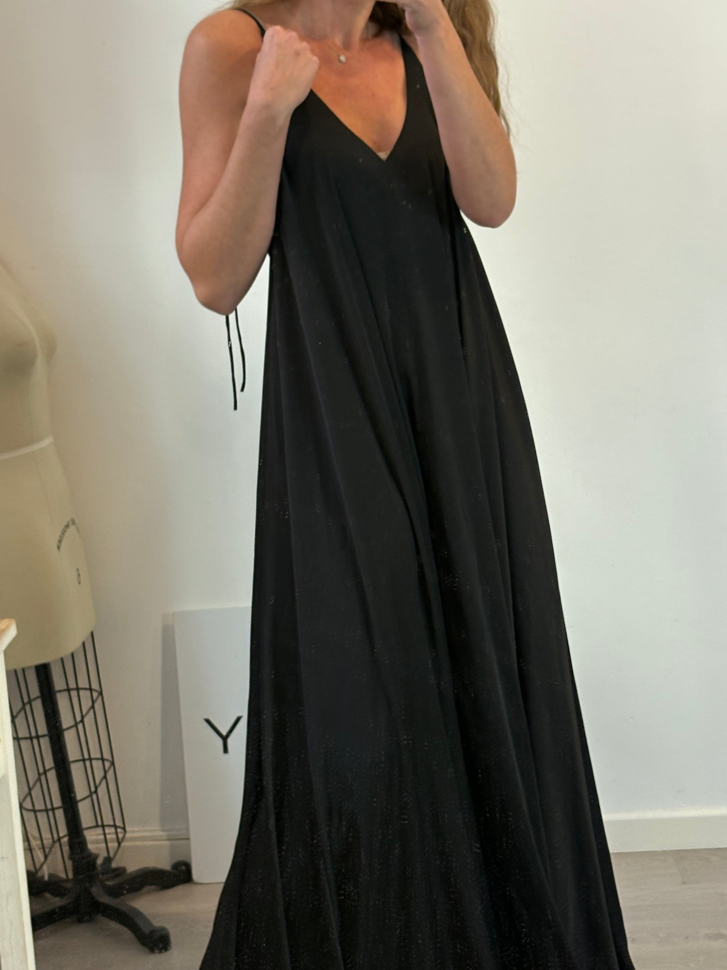 BRUNA. Vestido largo negro vuelo