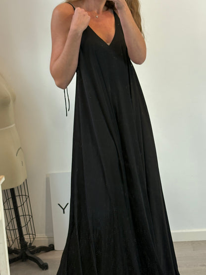 BRUNA. Vestido largo negro vuelo