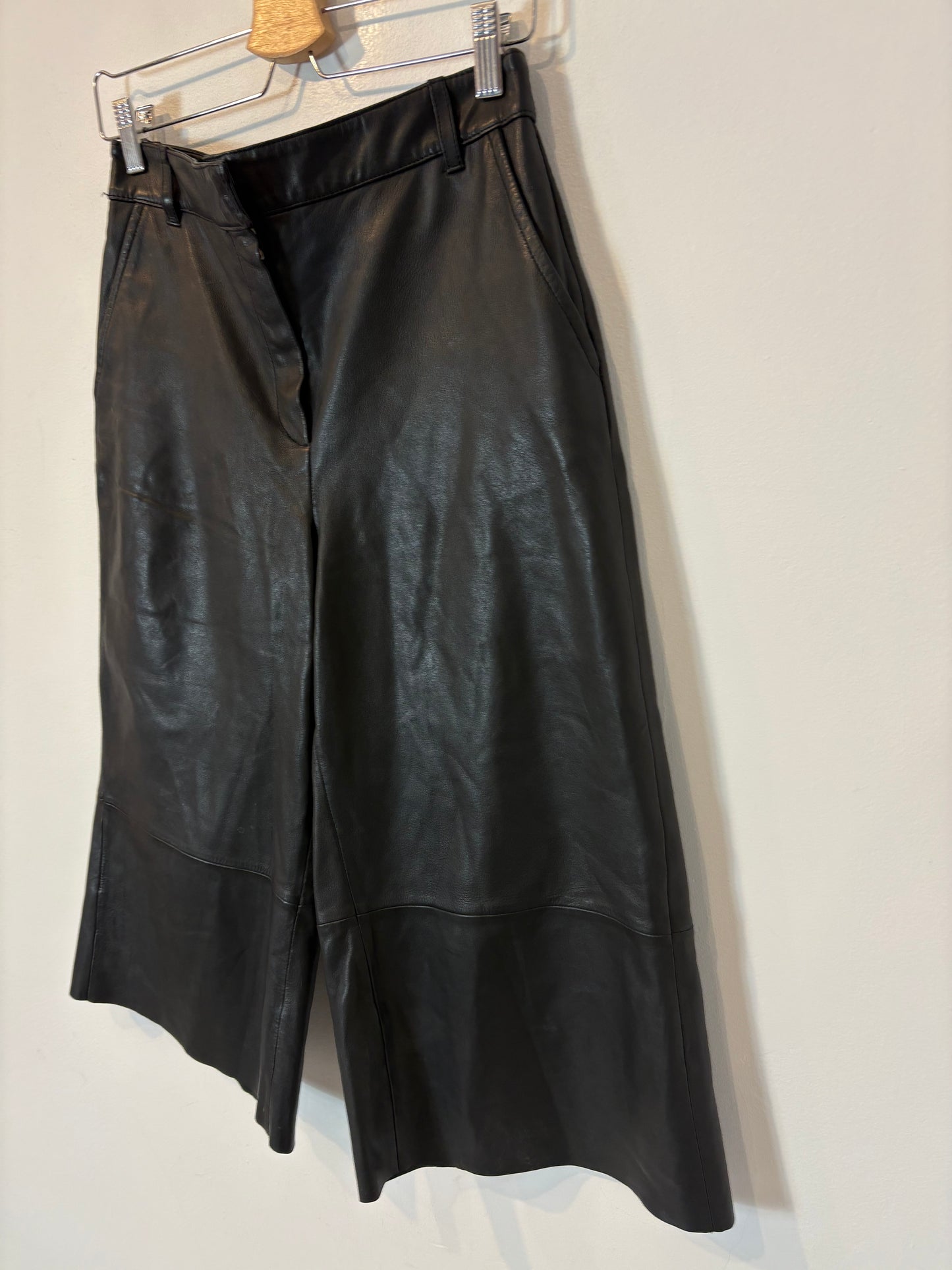 MASSIMO DUTTI. Pantalón cropped piel