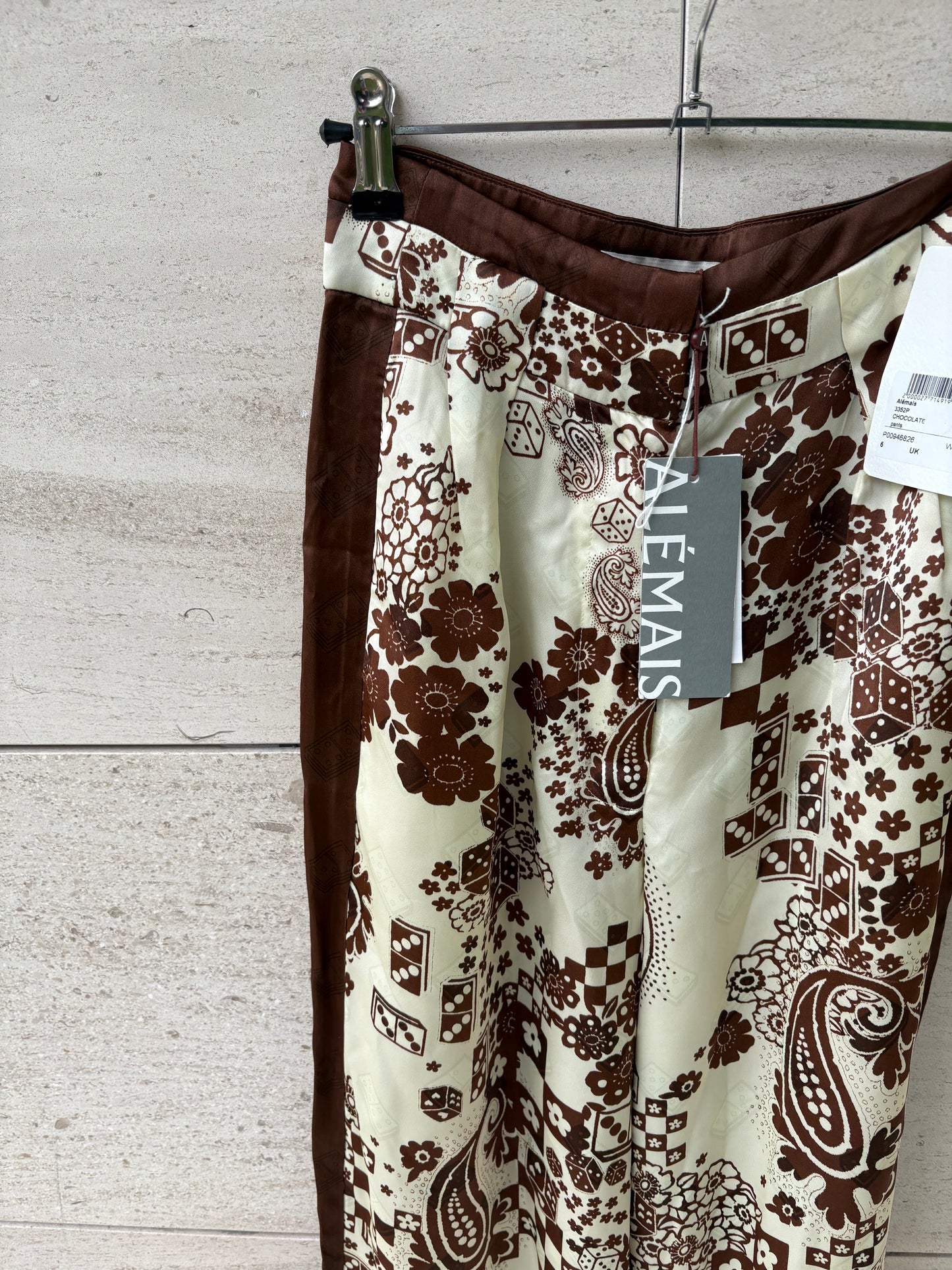 ALÉMAIS. Conjunto fluido  satinado estampado