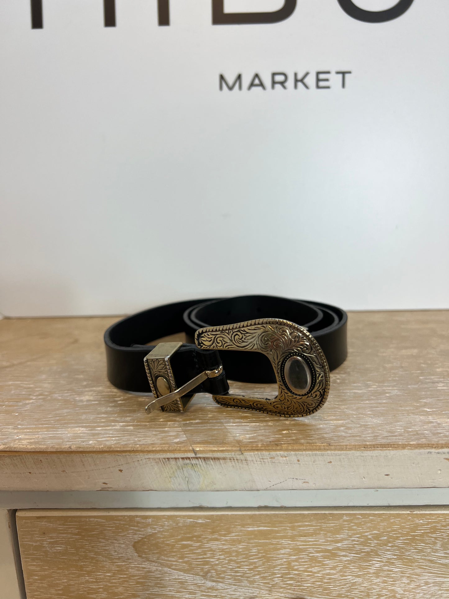 ZARA. Cinturón piel hebilla dorada. T 85