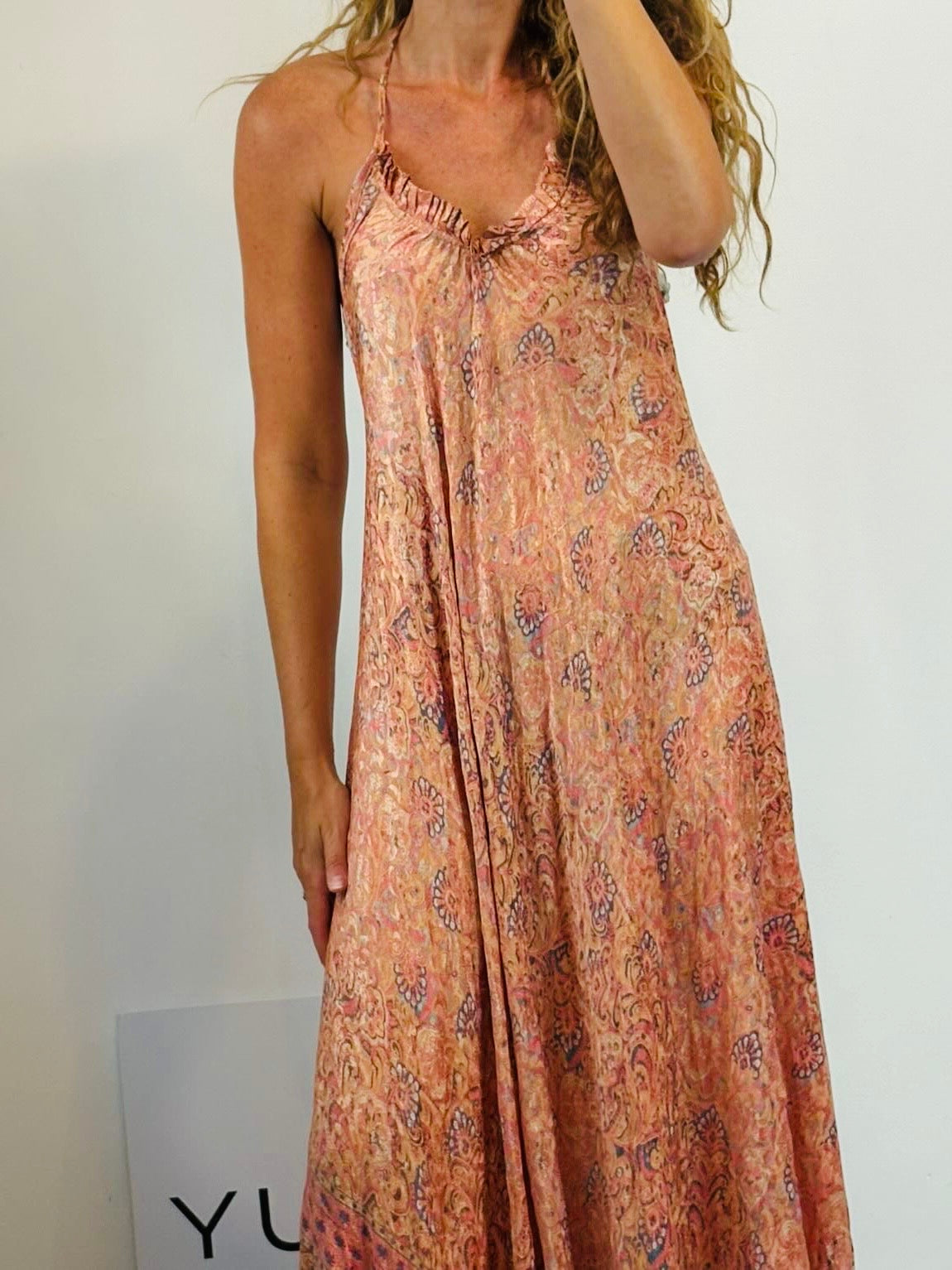CON LUZ PROPIA. Vestido largo seda halter