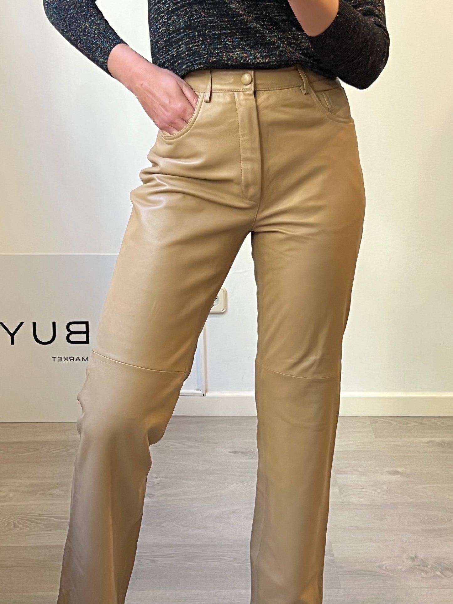 UTERQÜE. Pantalón beige piel recto. T S