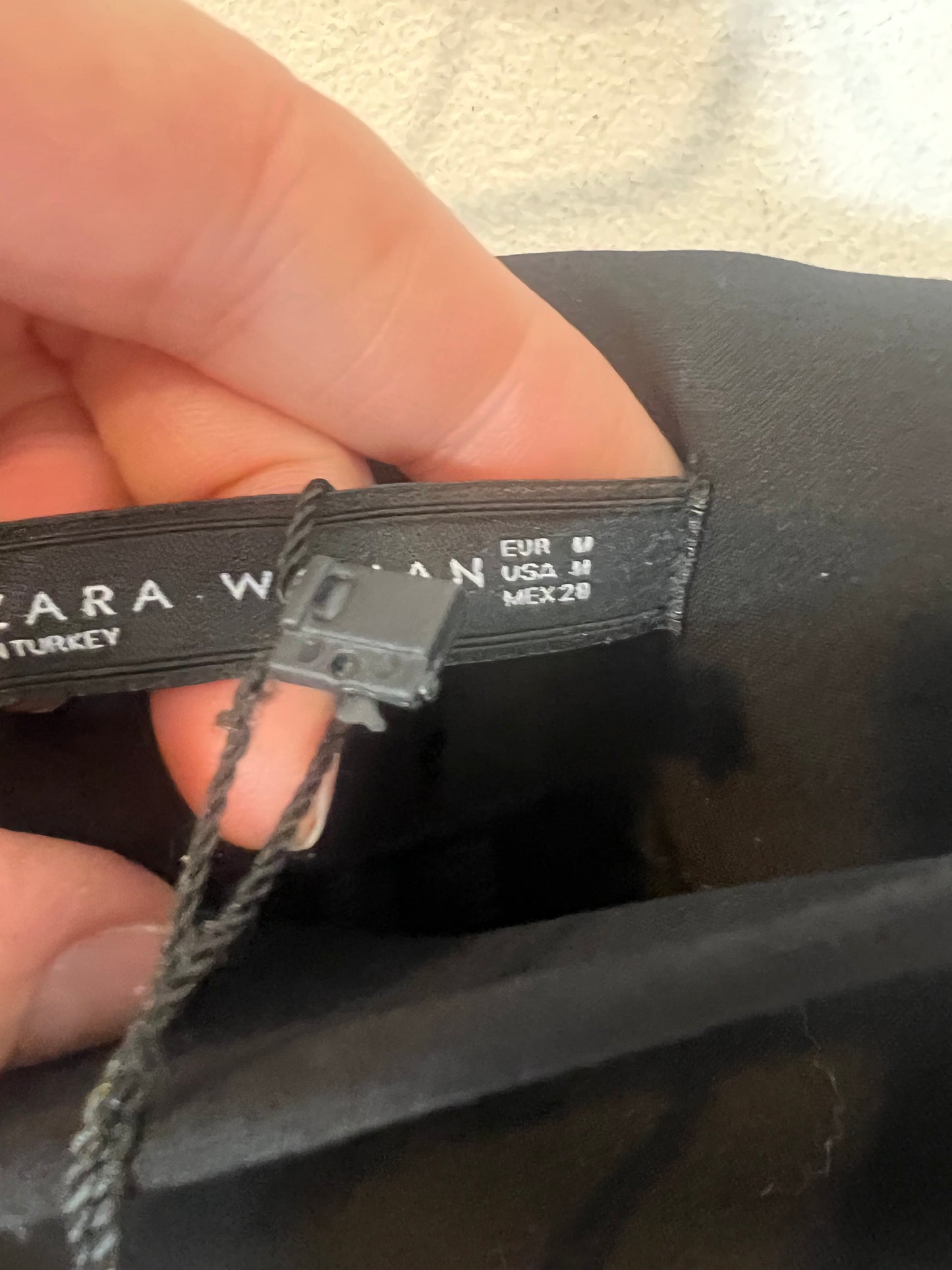 ZARA. Falda midi tubo. T M