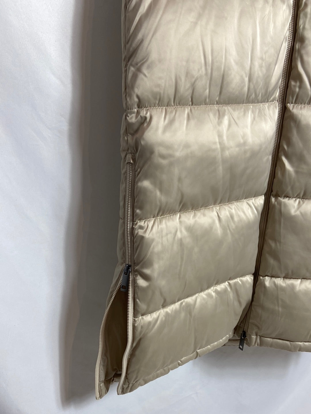 MASSIMO DUTTI. Chaleco largo beige satinado T.S