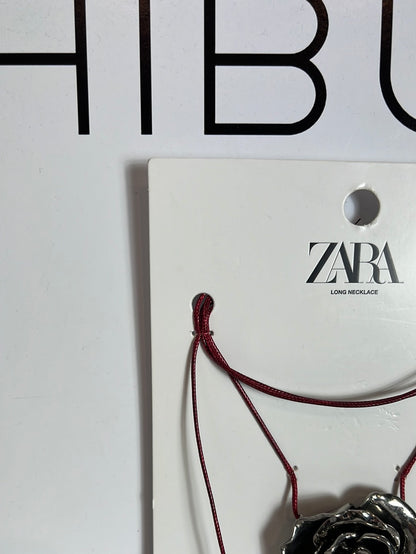 ZARA. Collar flor cordón rojo