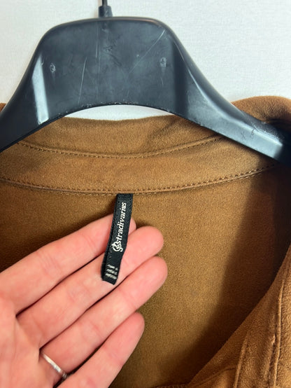 STRADIVARIUS. Sobrecamisa marrón antelina T.l
