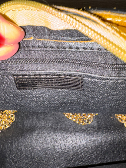 OTRAS. Bolso piel mostaza troquelado