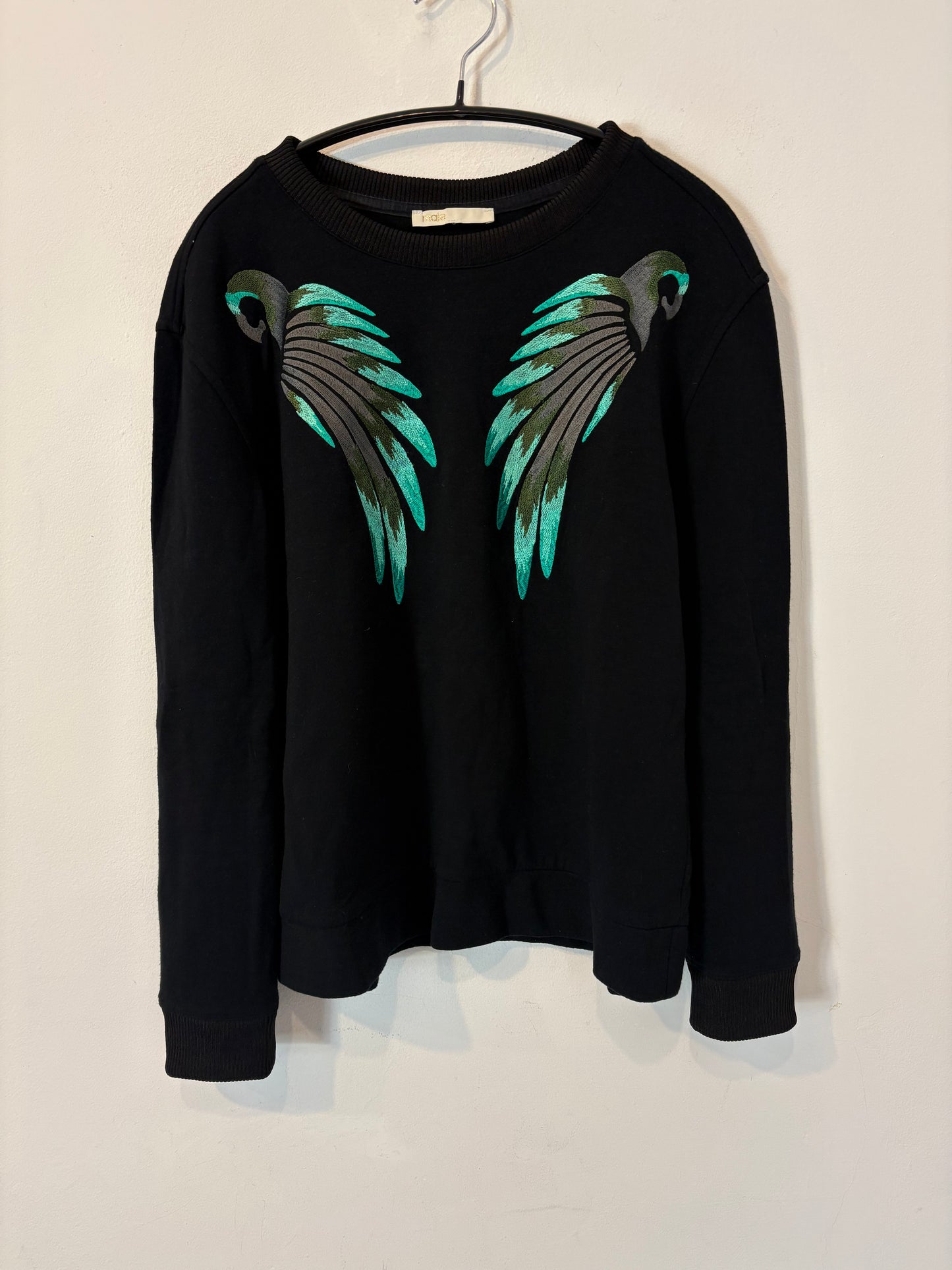 MAJE. Sudadera negra bordados