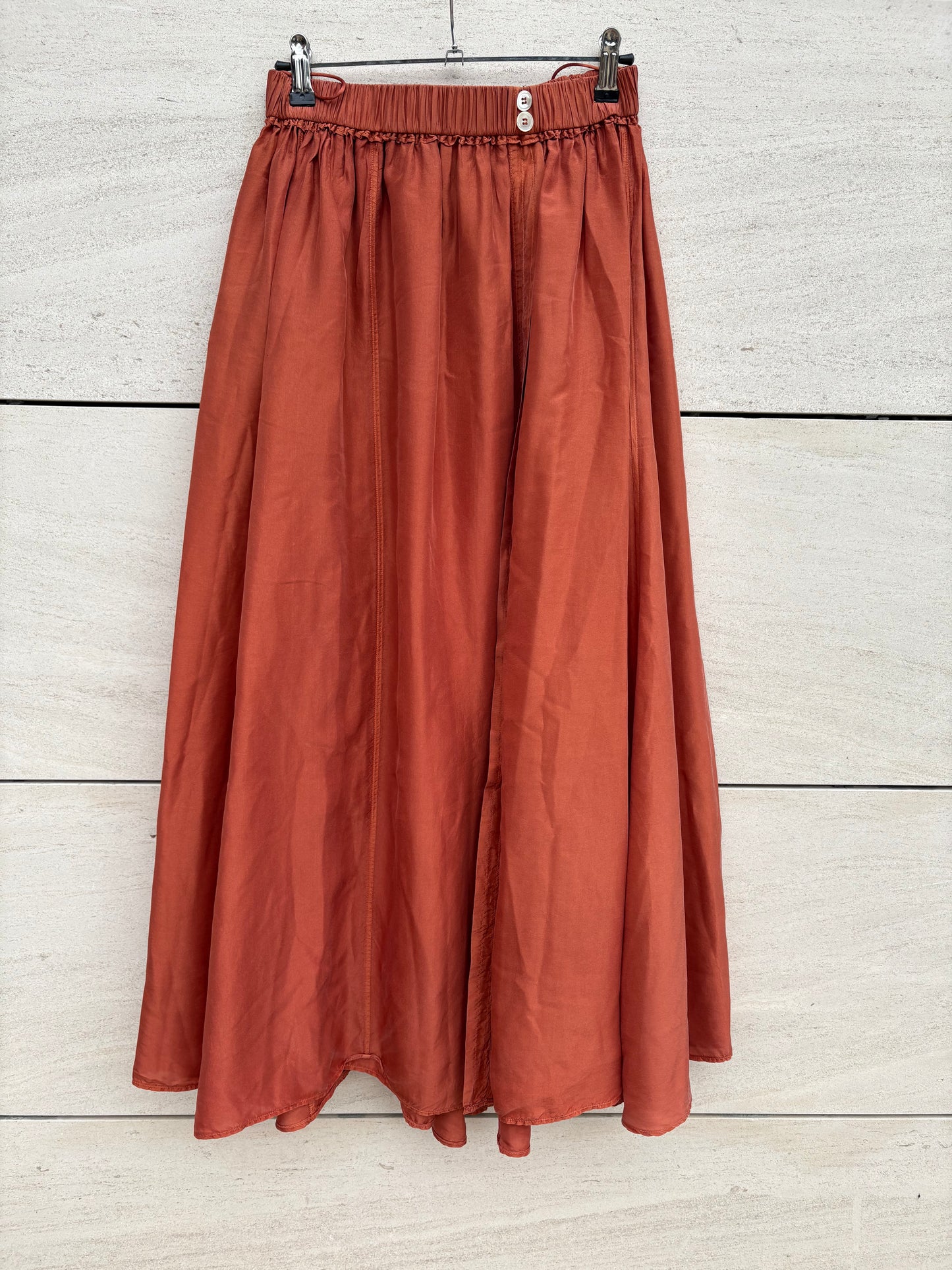 FORTE FORTE. Total look falda y camisa seda teja