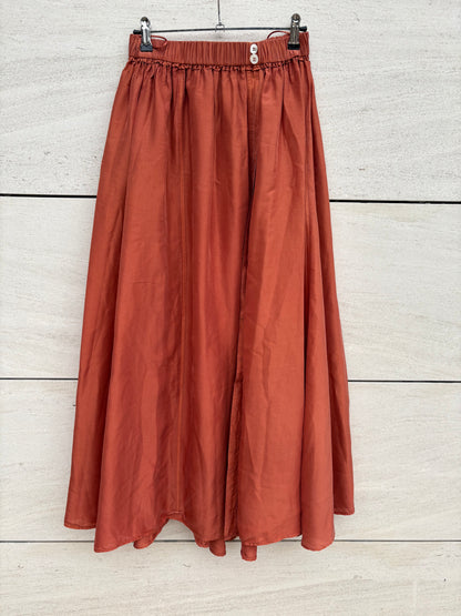 FORTE FORTE. Total look falda y camisa seda teja