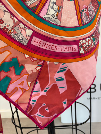 HERMÉS. Pañuelo rosa estampado
