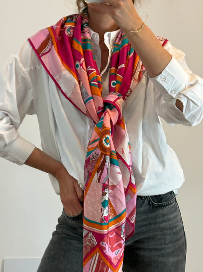 HERMÉS. Pañuelo rosa estampado