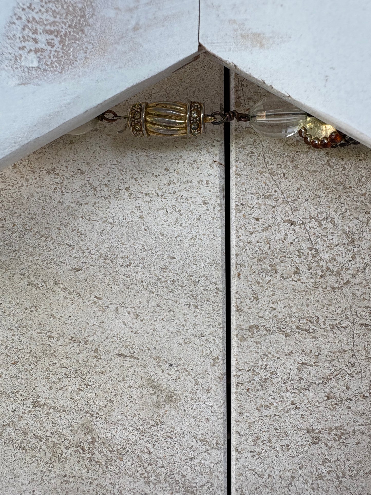 OTRAS. Collar largo detalle cierre