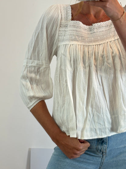 OTRAS. Blusa blanca detalla escote. T S