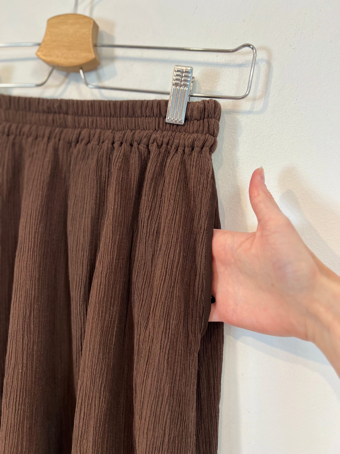 MASSCOB. Pantalón marrón textura. T XS