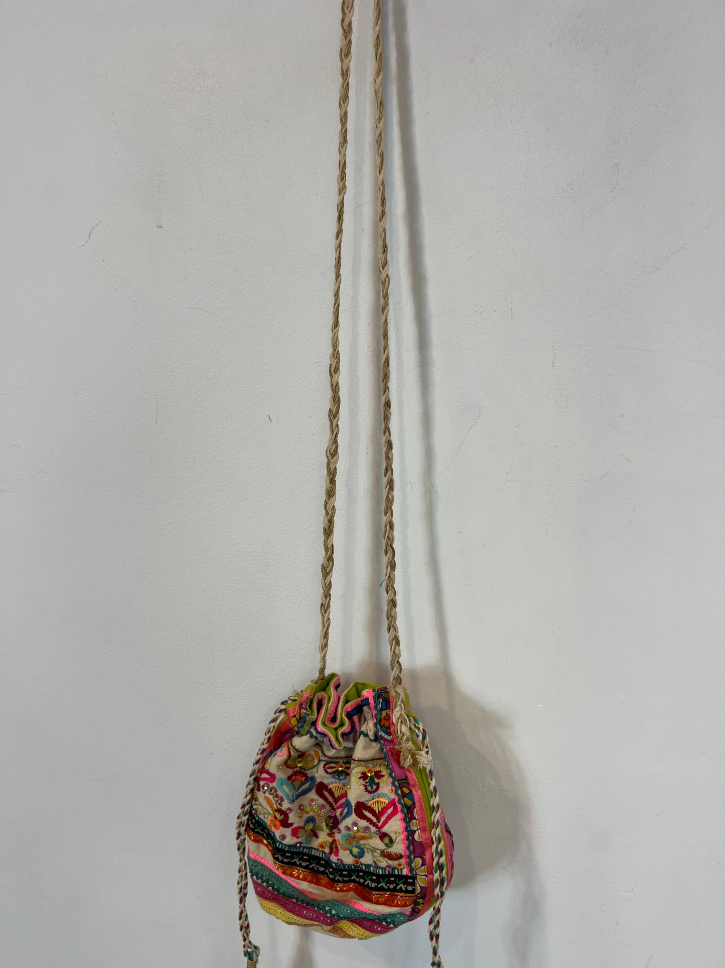 STAR MELA. Bombonera bordados colores