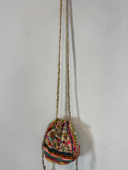 STAR MELA. Bombonera bordados colores