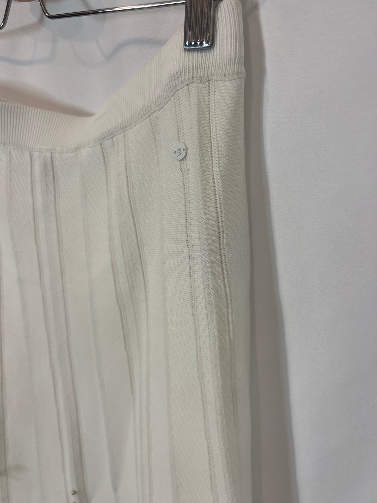 SCALPERS. Total look blanco con tachuelas T.m