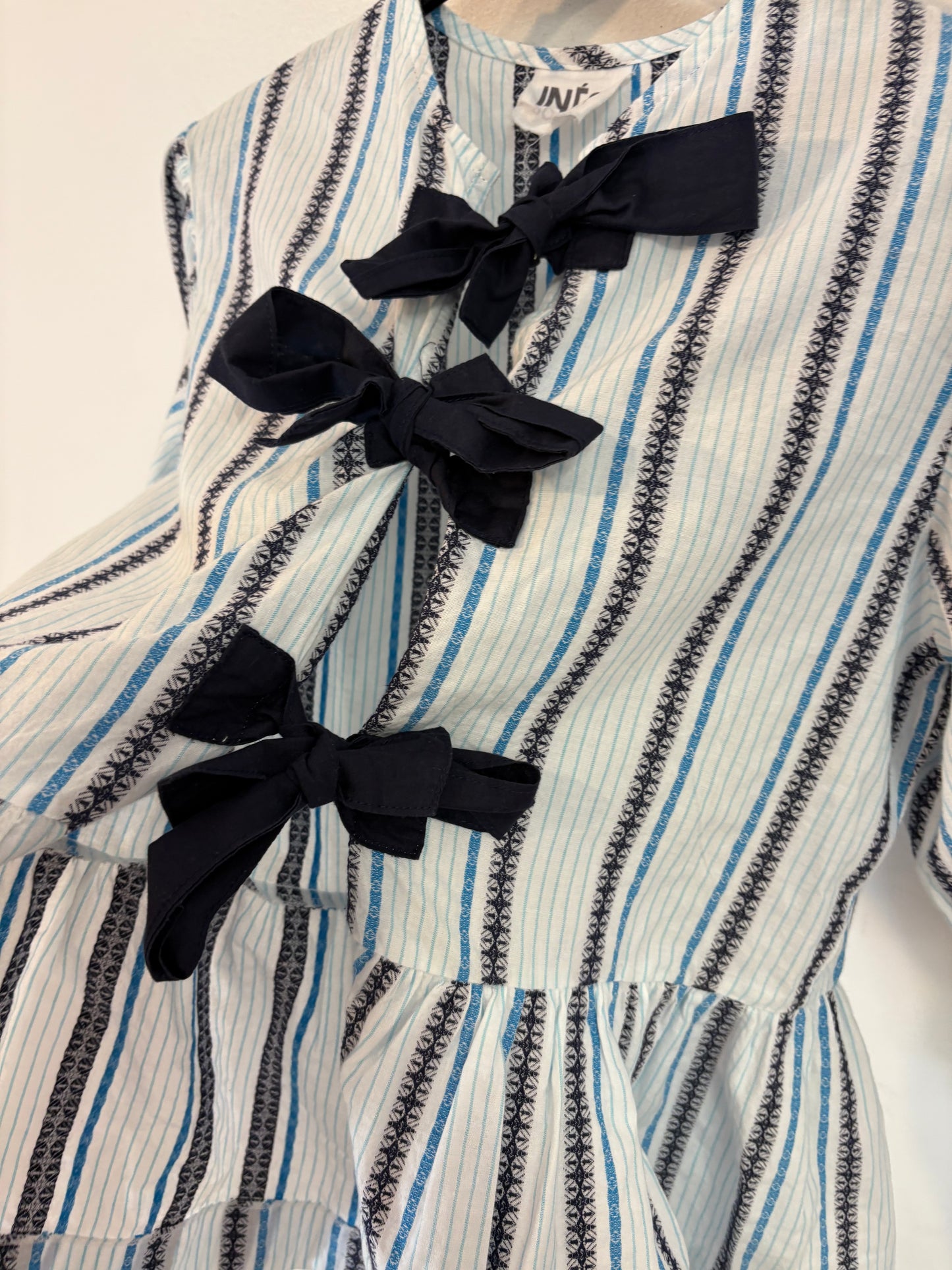 INESCRISTOS. Blusa de rayas detalle lazos