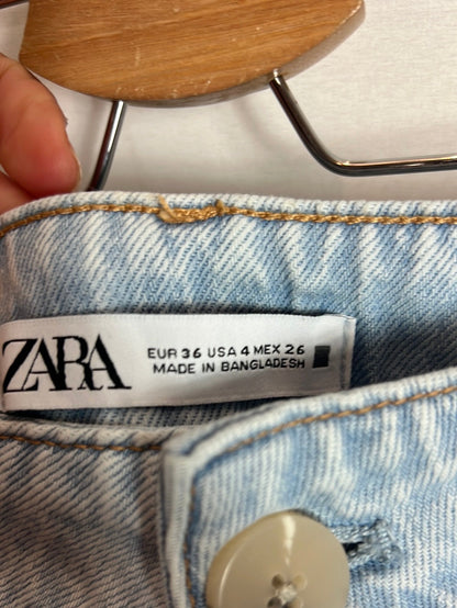 ZARA. Denim claro abotonado. T 36 (tara)