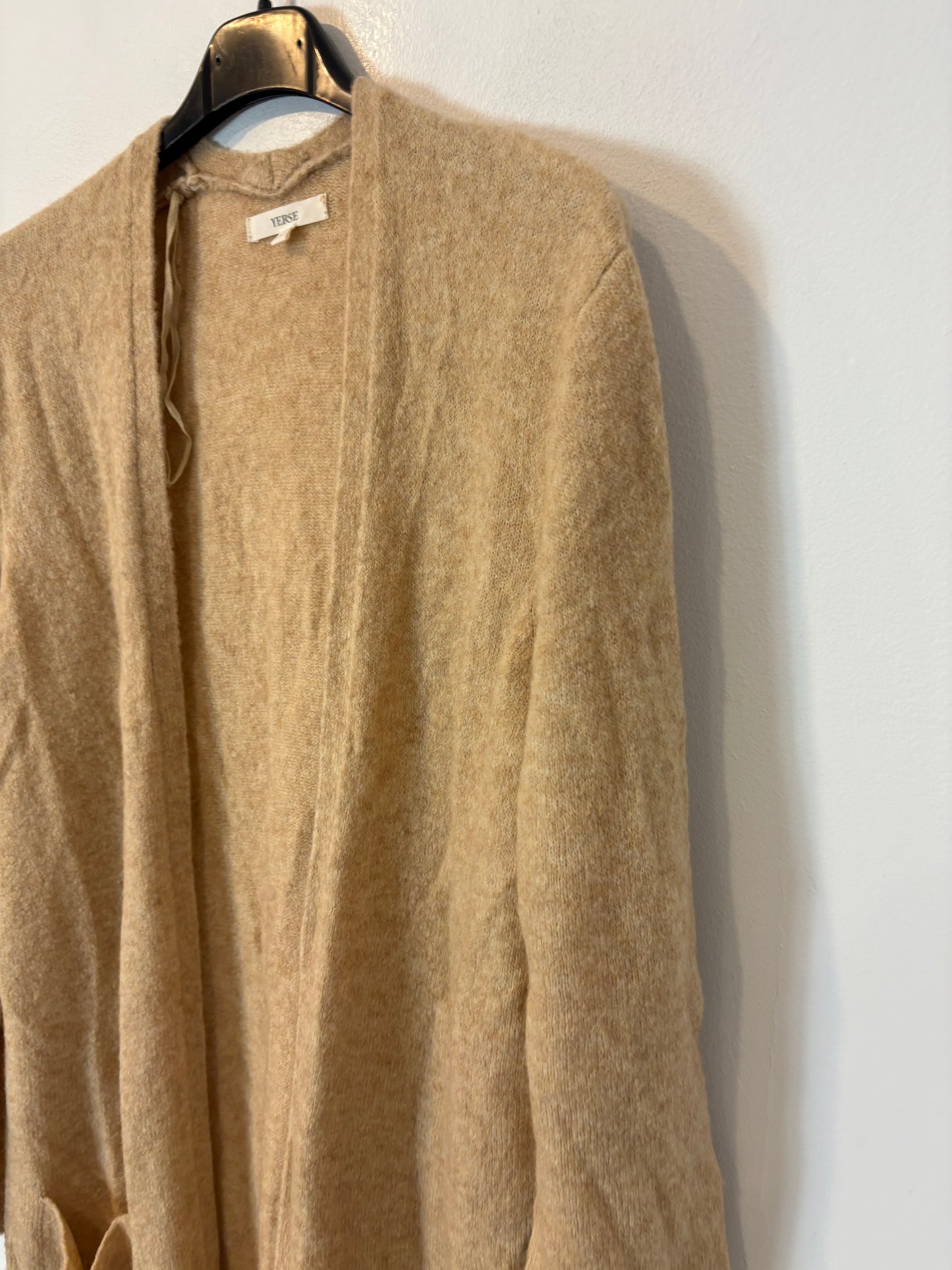 YERSE. Cárdigan beige con lana