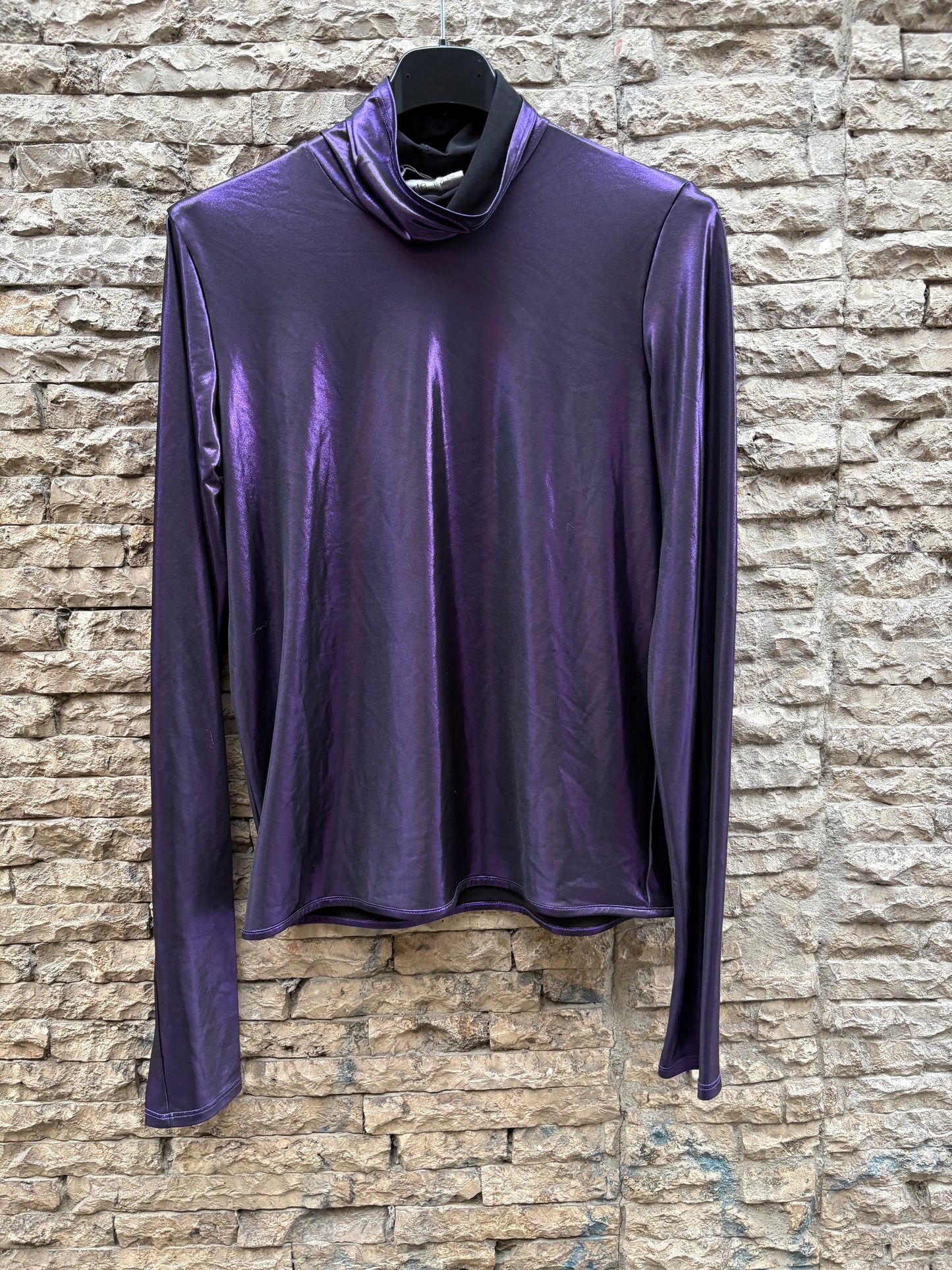 FORTE FORTE. Top morado metalizado