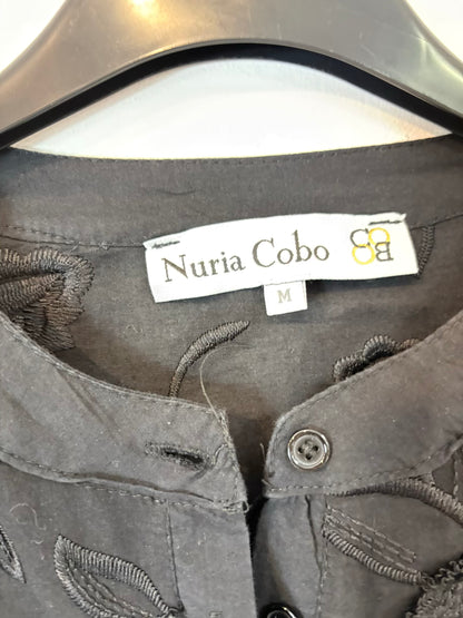 NURIA COBO. Blusa negra texturas