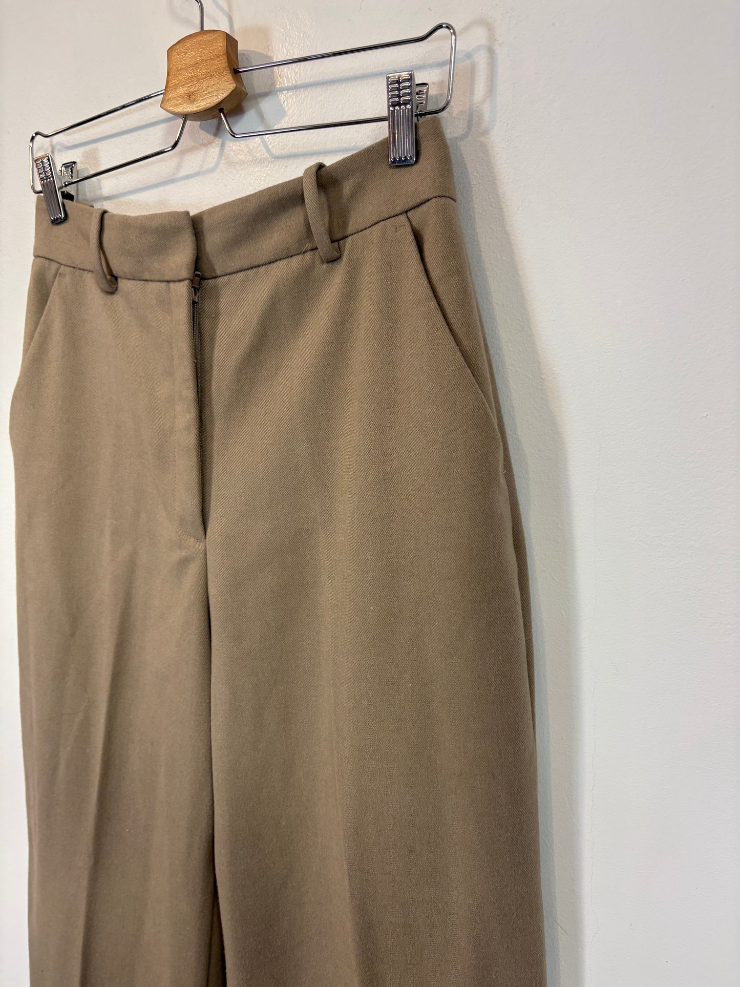 ZARA. Pantalón beige pinzas. T S